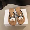 Chanclas 2026 Primavera y Verano Resistentes al Desgaste Planas para Mujer Dibujos Animados Lindas Ligeras para Playa y Exteriores Chanclas de Estilo Nuevo para Mujer