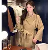Gabardina de silueta fluida estilo coreano para personas petite, por encima de la rodilla, entallada en la cintura, abrigo cortavientos versátil