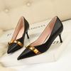 869-23 Estilo europeo y americano moda Sexy Delgado tacón alto tacón fino zapatos de mujer costuras boca poco profunda botón metálico zapatos puntiagudos
