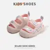 Sandálias de Bebê 2026 Verão Novo Estilo Meninos e Meninas Bico Fechado Sapatos de Praia Antiderrapante Solado Macio Sapatos para Caminhada de Bebê Sapatos Infantis