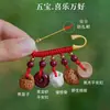 Pingente com Alfinetes, Dente de Cachorro de Bebê, Pedra de Pêssego, Espada, Osso de Porco e Madeira de Pêssego para Proteção Contra Espíritos Malignos, para Afastar o Medo e para Proteger Crianças da Pressão e do Mal