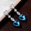 Cao Shi Aretes de circonita esmeralda de alta gama europeos y americanos, nuevos, con forma de corazón de melocotón, incrustados con corazón azul marino, aretes de alta calidad para mujer