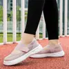 Nuevos zapatos de madre transpirables para primavera y verano, cómodos y frescos, zapatos cruzados para mujer, casuales, ensanchados, deportivos, para caminar y viajar