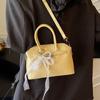 2025 Nuevo Bolso Pequeño Súper Popular para Mujer Primavera y Verano Lindo Bolso Bandolera de un Hombro Casual Diseño Nicho Bolso Satchel Bolso Kelly