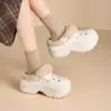 Tamanco de pelúcia pequeno para aumentar a altura para mulheres, quente e estiloso para o inverno, antiderrapante, bonito, meia-sandália com biqueira fechada, fofo e adequado para uso externo