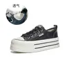 Nuevas zapatillas blancas para mujer 2026 otoño zapatos casuales para mujer zapatillas de plataforma de aumento de altura zapatos clásicos versátiles para mujer