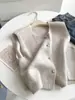 Elegante e versátil colete de tricô de abotoamento simples com botões dourados, perfeito para usar em camadas no outono e inverno