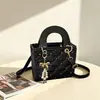 Bordado de diamante texturizado e pedraria, nova bolsa quadrada pequena da moda 2026, versátil para usar no ombro, transversal e na mão