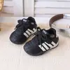 Sapatos Andador para Bebê Outono Novo Estilo Meninos e Meninas Solado Macio Antiderrapante Velcro Sapatos Infantis para Bebês Cor Preto e Branco Color Blocking Sapatos Esportivos