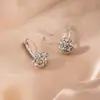 Brincos luxuosos e sofisticados totalmente cravejados de diamantes, modernos e versáteis, brincos geométricos de nicho com um estilo cool e minimalista