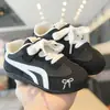 Sapatos versáteis Forrest Gump para crianças, nova coleção outono 2026: tênis leves e casuais para meninos, tênis de treino alemães com sola macia para meninas