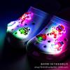 Zuecos Navideños Nuevos Transfronterizos con Hebillas de Flores, Luces LED Parpadeantes, Pantuflas de Jardín de Gama Alta, Hebillas de Zapato de Combinación Independiente DIY