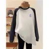 Camiseta de manga larga de tela cepillada engrosada con bloques de color para mujer, de longitud media para cubrir las caderas, combinada con pantalones de tiburón, top y camiseta básica para otoño