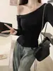 Camiseta sexy de un solo hombro, dulce y picante, chic, de manga larga para mujer, nuevo estilo Otoño Temprano 2026, ajustada, que marca la cintura, de hombros descubiertos, top único
