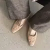 Sapatos femininos de pele de carneiro de primeira camada com corte baixo e salto médio grosso, novo estilo outono e inverno, couro genuíno por dentro e por fora, sapatos femininos de bico quadrado com fivela quadrada