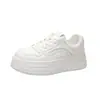 Zapatillas blancas de cuero de capa superior con suelas gruesas y aumento de altura para mujer, nuevo modelo versátil de otoño 2026, zapatos deportivos casuales para mujer