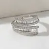 Anillo de doble capa en espiral de lujo ligero transfronterizo con diseño de pavé de circonita cúbica en forma de escalera y diamantes redondos, anillo abierto ajustable brillante