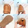 Zapatos casuales de cuero estilo coreano para niños con suelas suaves, zapatos para caminar para niños pequeños, nuevos modelos primavera y otoño 2026, mocasines para niños