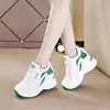 Tênis com Aumento de Altura Interno Feminino Temporada 2022 Moda Sapatos Brancos de Solado Grosso Casuais Versáteis Emagrecedores Camada Única Sapatos Torre Sapatos Femininos