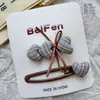Paquete de 2 Pinzas para el Cabello de Chica Universitaria a Cuadros con Botón de Corazón Pinza de Pato Pinza Retro para Flequillo Roto Pinza Lateral Pinza para el Cabello