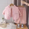 Chaleco de forro polar nuevo y elegante para niñas, otoño e invierno 2026, conjunto de tres piezas para bebé engrosado, venta al por mayor