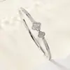 Pulseira Popular de Gipsofila para Mulheres, Vendida em Massa no Exterior, Pulseira de Unha de Trevo de Quatro Folhas da Sorte, Exquisita, de Alta Qualidade e Versátil