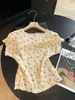 Blusas Florais Texturizadas de Manga Curta para Mulheres 2026 Novo Estilo de Verão Emagrecedoras e de Estilo Suave Blusas Curtas Versáteis