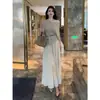 Verano 2026 Nuevo Estilo Suave y Elegante Ropa de Trabajo Top sin Hombros Falda de Cintura Alta de Color Claro Conjunto de Dos Piezas con Pedrería para Mujer