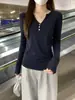 Camiseta feminina fina estilo coreano, gola henley simples, manga longa, três botões, meio aberta em V, para primavera e outono, top base elegante