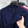 Suéter masculino confortável e macio de fio fiado no núcleo com zíper meio alto e gola alta, cor sólida, versátil para uso casual e de negócios, vestuário masculino