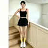 Conjunto de entrenamiento Pilates adelgazante para mujer, con un top tipo camisola de bloques de color y shorts atléticos de cintura alta, plisados y anti-exposición.