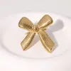 Moda Europea y Americana Anillo de Acero Inoxidable Estilo Ins Nicho Elegante Retro Oro de 18K Acero de Titanio Rayas de Lazo Joyería de Mano para Mujeres