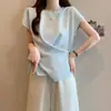 Camiseta de manga corta de color liso irregular para mujer, nuevo estilo verano 2025, top elegante que disimula el cuerpo con un diseño cruzado en la cintura