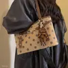 Bolso de mano simple de otoño 2026 nuevo con colgante de estilo coreano, bolso de mano de moda de gamuza con diseño de oso, bolso de hombro de terciopelo con lunares para mujer