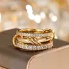 Anillo de Luz de Zirconia Incrustada en Oro Real Chapado en Cobre Transfronterizo Europeo y Americano Lujo Ligero Sensación de Alta Gama Anillo para el Dedo Joyería de Mano Versátil Fabricante Venta al por Mayor en Stock