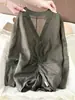 ¡Altamente Recomendado! Camisa Verde Oliva Vintage Europea de Cuello en V con Diseño Retorcido, Top de Lino de Manga Larga con Protección Solar