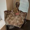 Bolso tote estampado de leopardo, bolso grande de mujer, nueva moda de verano 2026, casual, súper popular, bolso de hombro para el día a día