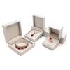 Caja de Joyería Cuadrada de Cuero PU en Ángulo Recto Cubierta Cielo y Tierra Anillo Collar Costura Caja de Empaque Personalización de Fábrica de Empaque de Joyería