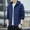 Chaqueta versátil de moda elegante para hombre para primavera y otoño, prenda exterior con capucha simple estilo business casual