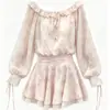 Vestido corto de una sola manga con estampado floral en tono rosa puro, cuello con volantes y tirante de burbuja, manga larga, con volantes de doble capa para vacaciones