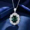 Conjunto de joias transfronteiriço apresentando anel clássico em formato de diamante com esmeralda sintética, brincos e pingente, um conjunto de três peças em estilo europeu e americano