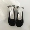 Sapatos Mary Jane brancos de estilo francês com sola grossa e baixos para mulheres, novo modelo de verão 2026, que aumentam a altura, versáteis e adequados para combinar com saias
