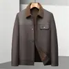 Chaqueta para Hombre 2026 Otoño/Invierno Lana de Cordero Abrigo de Cuero Engrosado Forro Polar Cuello Solapa Estilo Ropa de Trabajo Chaqueta Cálida para Hombres de Mediana Edad
