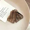 2026 Novo Presilha Triângulo Garra Mousse Café com Leite para Mulheres Ponto de Bolinha Pelúcia Tubarão Presilha Grande para Coque de Cabelo para Mulheres Acessórios de Cabelo Outono/Inverno