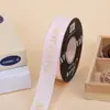 Fita de cetim de poliéster inglesa nova de 2,5 cm para caixas de presente de flores, amarração de buquês, embalagem de presentes e fita decorativa de alta qualidade