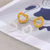 Pendientes de amor huecos simples personalizados con textura femenina, exquisitos pendientes de corazón de niña dulce con superdestellos de plata rota con forma de corazón de melocotón