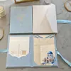 Convite de casamento em veludo branco com estampa dourada e brasão em relevo, conjunto completo de convites com forro de hortênsia roxa