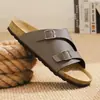 Zapatos Birkenstock para mujer 2026 nuevo verano doble hebilla una correa chanclas suela de corcho antideslizantes sandalias de exterior zapatos de hombre sin cordones