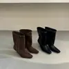 Nuevas botas de tobillo retro europeas y americanas para otoño/invierno, versátiles, con tachuelas, punta fina, botas de moda de tacón fino, botas de caña media para mujer 2026, efecto adelgazante