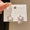 Pendientes de botón de flor de circonita y perla, chapados en oro real de 14K, con pasador de plata, de lujo ligero, pendientes exquisitos y versátiles, pendientes de estilo francés